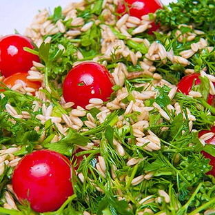 Салат из пророщенного  зерна с огурцом и зеленью