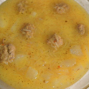 Вермишелевый суп с фрикадельками из гречневых хлопьев