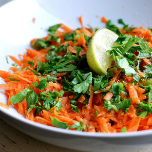 Салат из пророщенного зерна с морковью и петрушкой